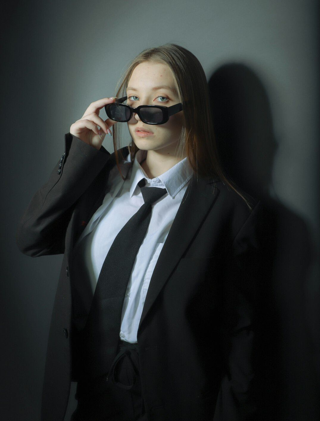 woman detective investigating